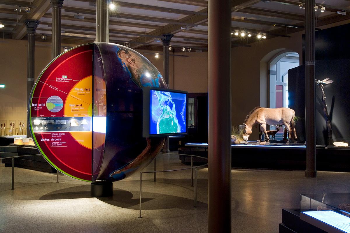 Blick in den Ausstellungssaal System Erde mit Globus und Urpferdchen