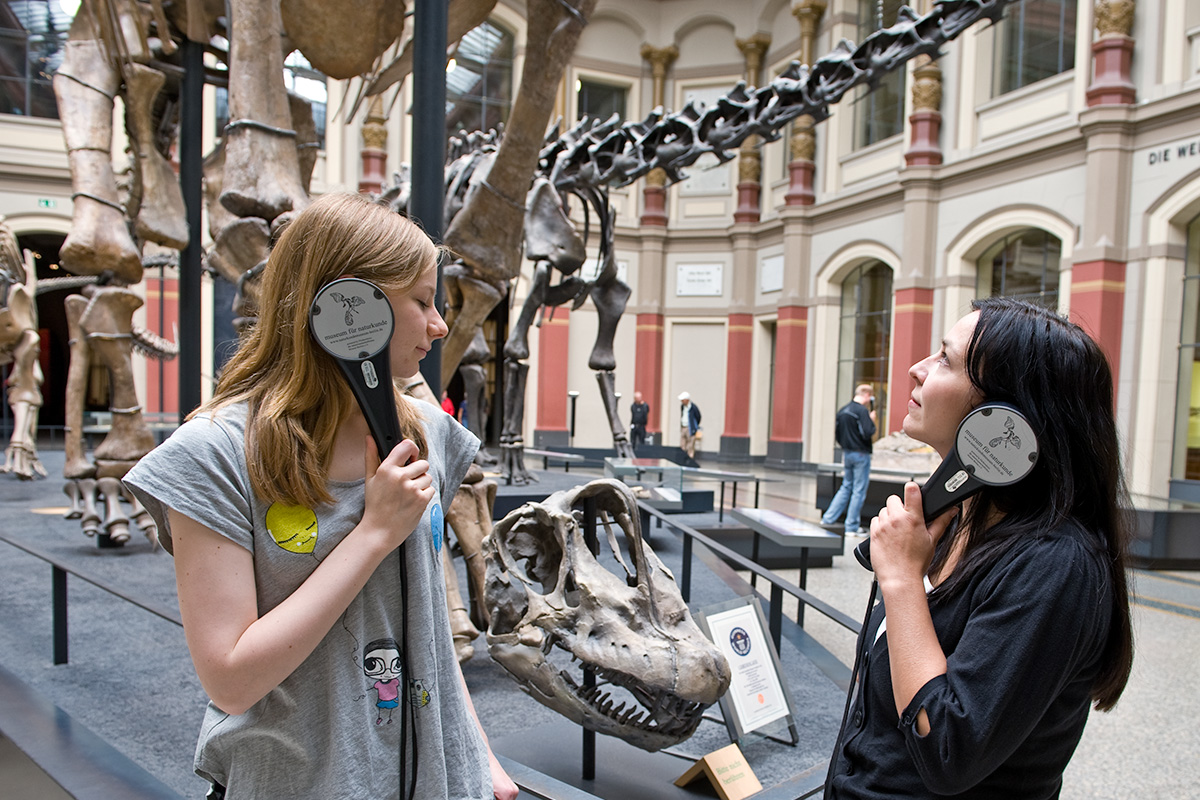 Foto: (c) Carola Radke Zwei Besucherinnen mit Audioguide im Sauriersaal des Museums für Naturkunde
