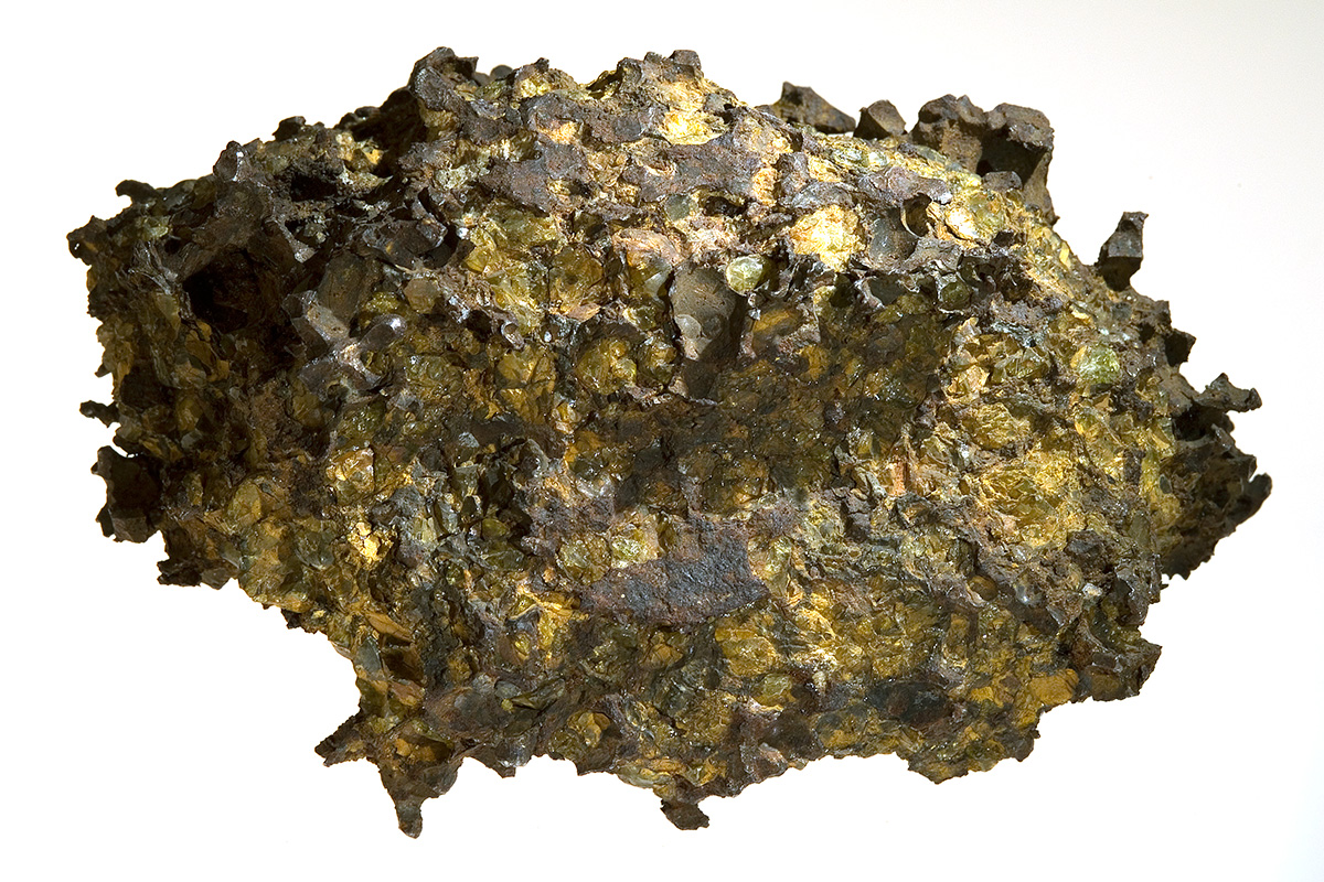 Stein-Eisenmeteorit vor weißem Hintergrund, Krasnojarsk in Sibirien, 1749 entdeckt, durch Pallas beschrieben, Geschenk des Zaren Alexander I. an Meteoritensammlung