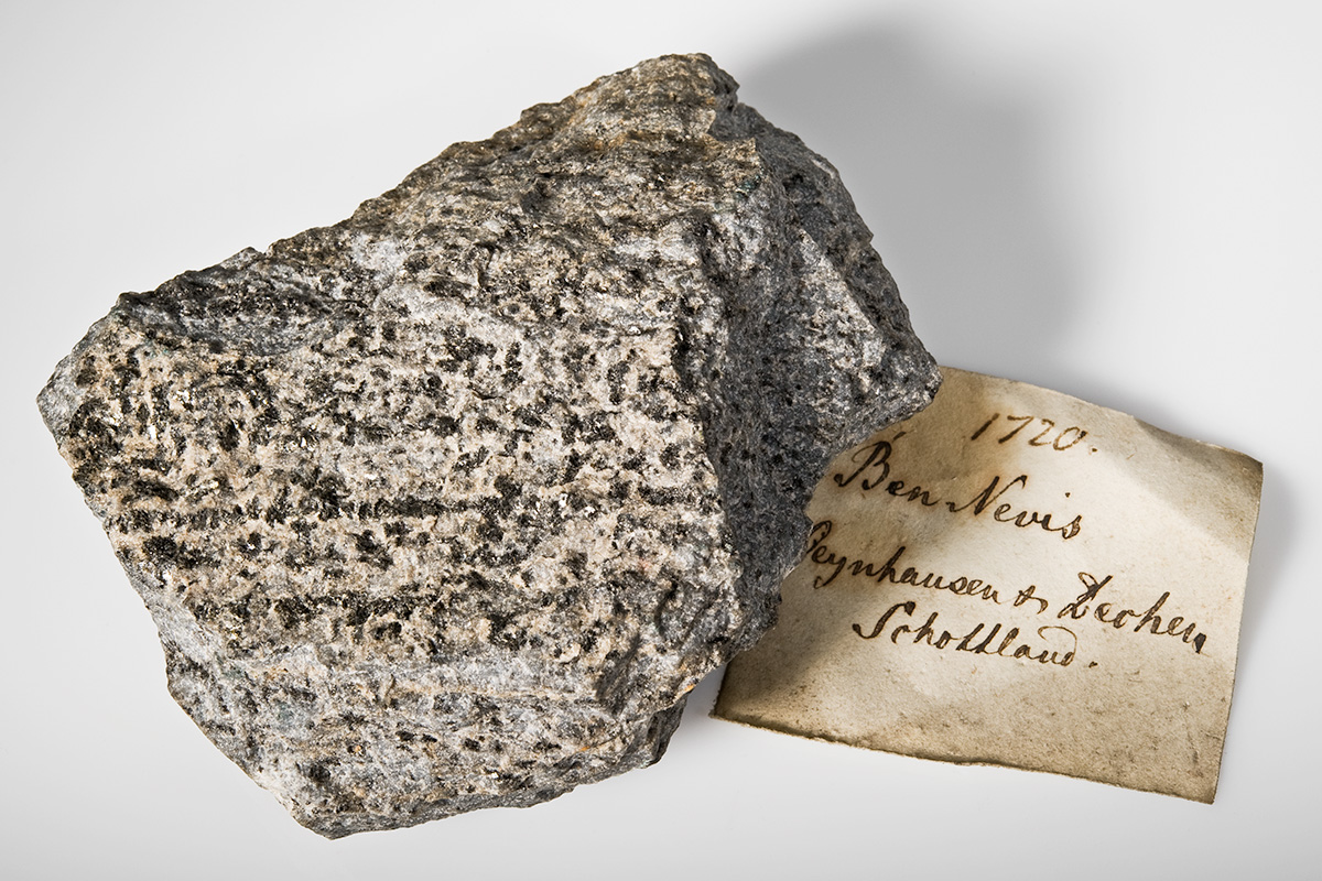 Dieser Gneis stammt aus einer Studienreise von Carl von Oeynhausen und Heinrich von Dechen  aus den Jahren 1826 bis 1827 mit Zielort England und Schottland. Heute befindet sich dieser Gneis in der Sammlung Regionale Petrographie des Museums für Naturkunde