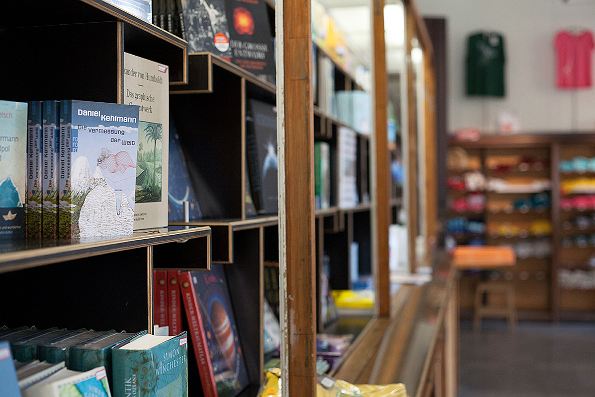 Foto: Katharina O'Conaire, Humboldt Innovation Blick in den Museumsshop am Museum für Naturkunde