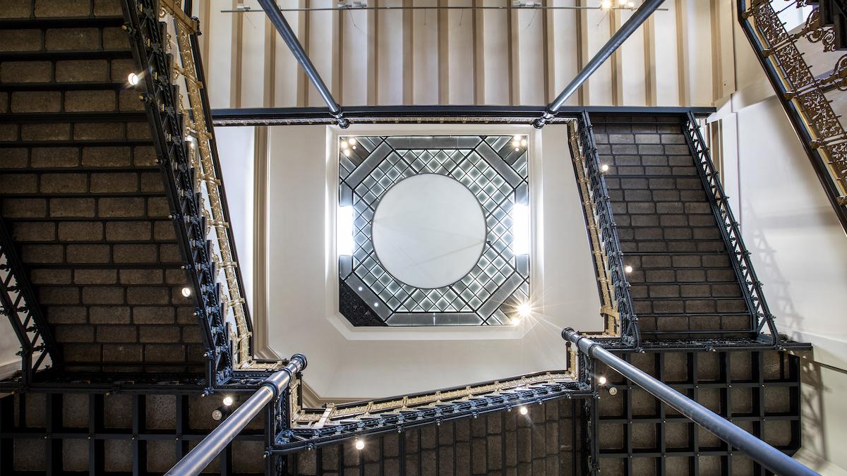 Blick nach oben in einem der historischen Treppenhäuser im Museum für Naturkunde Berlin