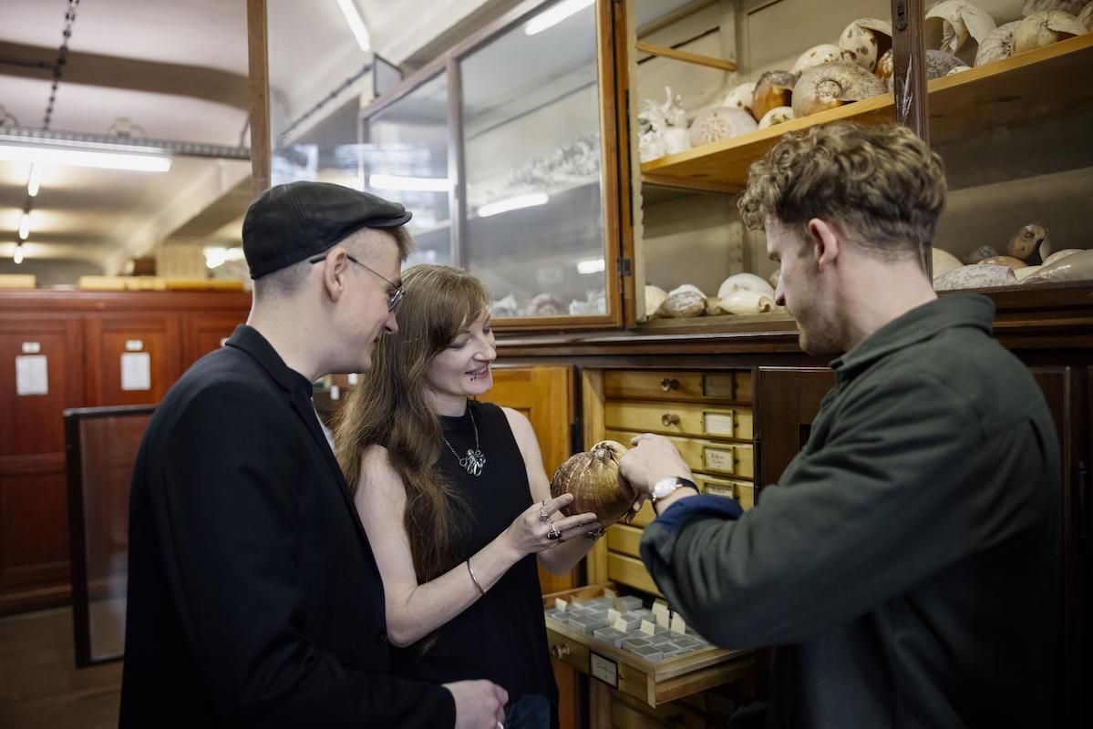 Katharina und Parm von Oheimb mit Lukas Klaschinski in der Molluskensammlung