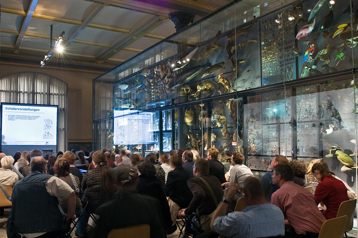 Veranstaltung vor der Biodiversitätswand im Museum für Naturkunde, Foto: (c) Carola Radke Veranstaltung vor der Biodiversitätswand im Museum für Naturkunde, Foto: (c) Carola Radke