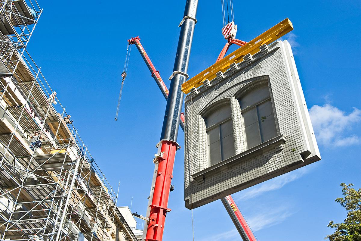 Kran hebt einen Betonblock der Ostflügelfassade des Museums