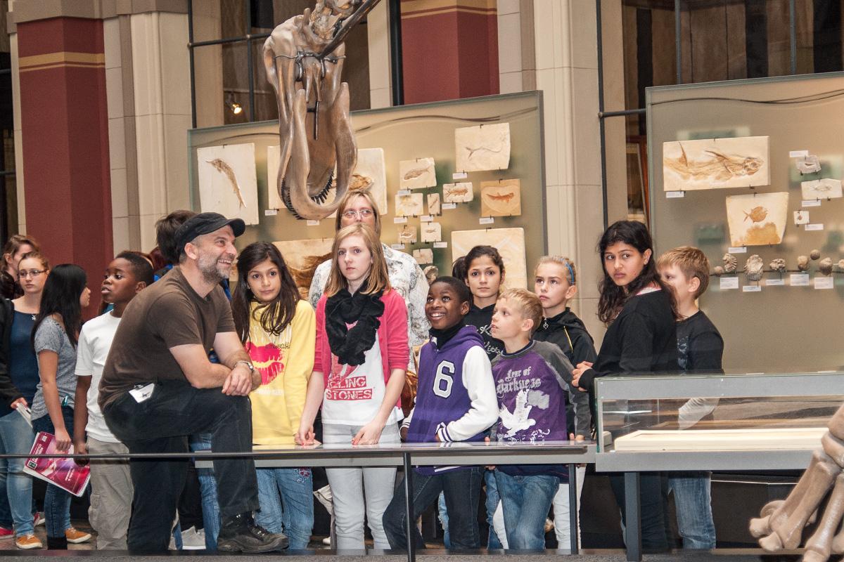 Foto: (c) Hwa Ja Götz Schüler bei einer Führung im Sauriersaal des Museums