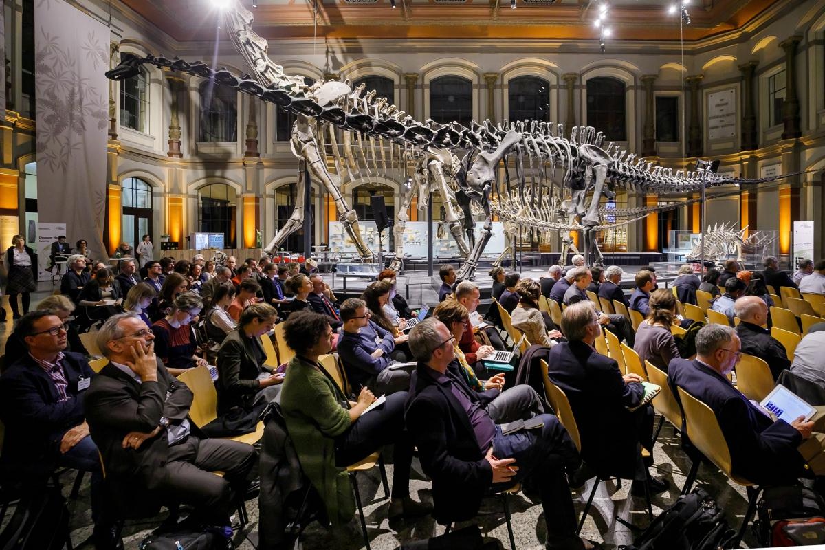 An der weltweit ersten Konferenz von Forschungsmuseen haben vom 4. bis zum 6. November 2018 insgesamt 232 Museumsvertreterinnen und -vertreter von 109 Einrichtungen aus insgesamt 24 Ländern teilgenommen. An der weltweit ersten Konferenz von Forschungsmuseen haben vom 4. bis zum 6. November 2018 insgesamt 232 Museumsvertreterinnen und -vertreter von 109 Einrichtungen aus insgesamt 24 Ländern teilgenommen.