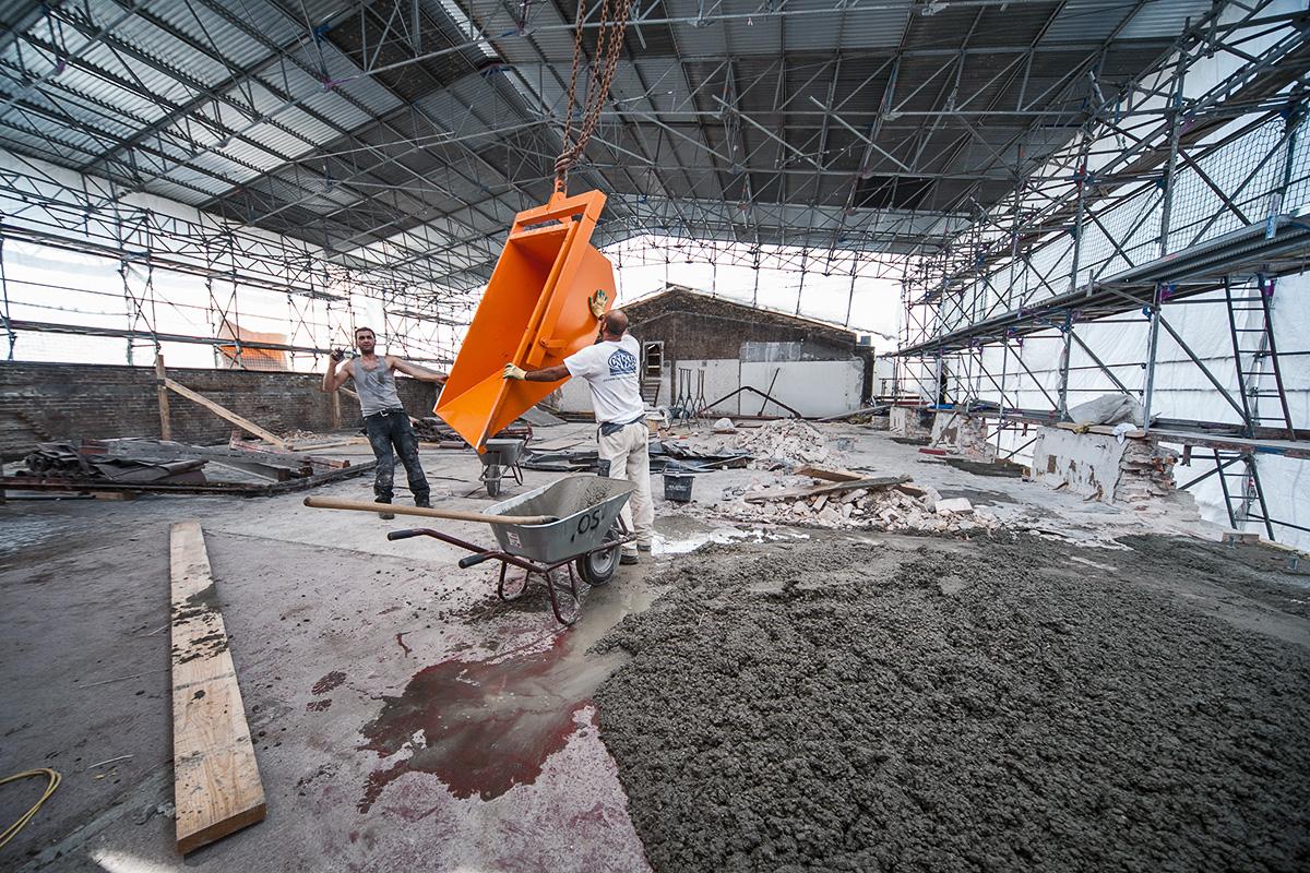 Aufbau des Daches über dem Karbonsaal, Bauarbeiter bei der Arbeit