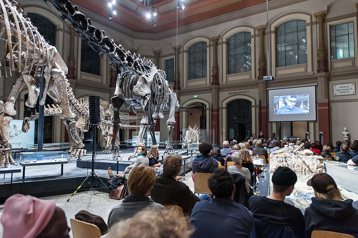 Filmzuschauer im Dinosauriersaal des Museums für Naturkunde
