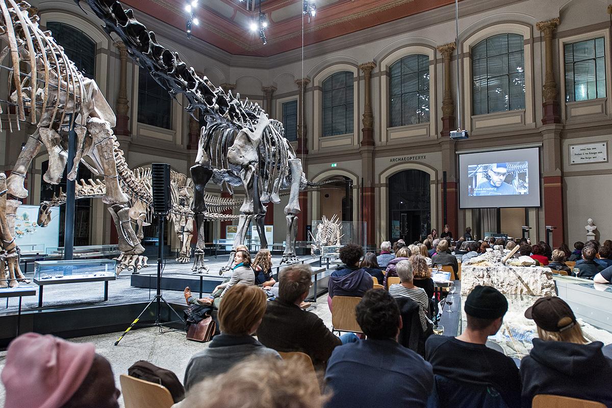 Filmzuschauer im Dinosauriersaal des Museums für Naturkunde Filmzuschauer im Dinosauriersaal des Museums für Naturkunde