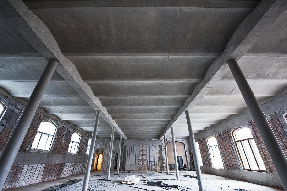Karbonsaal vor Auftrag des Lehmputzes, Leichtbetondecke fertig gestellt