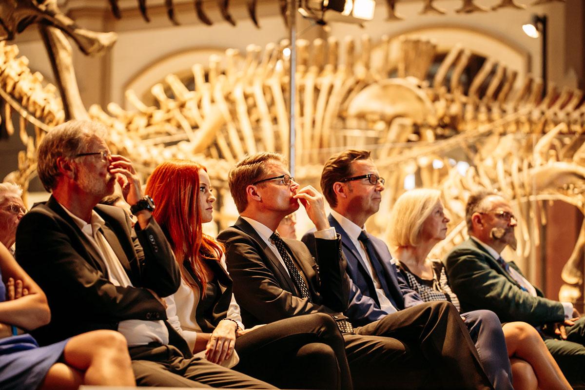 Science Sips Preisverleihung klug gefischt im Sauriersaal des Museums für Naturkunde