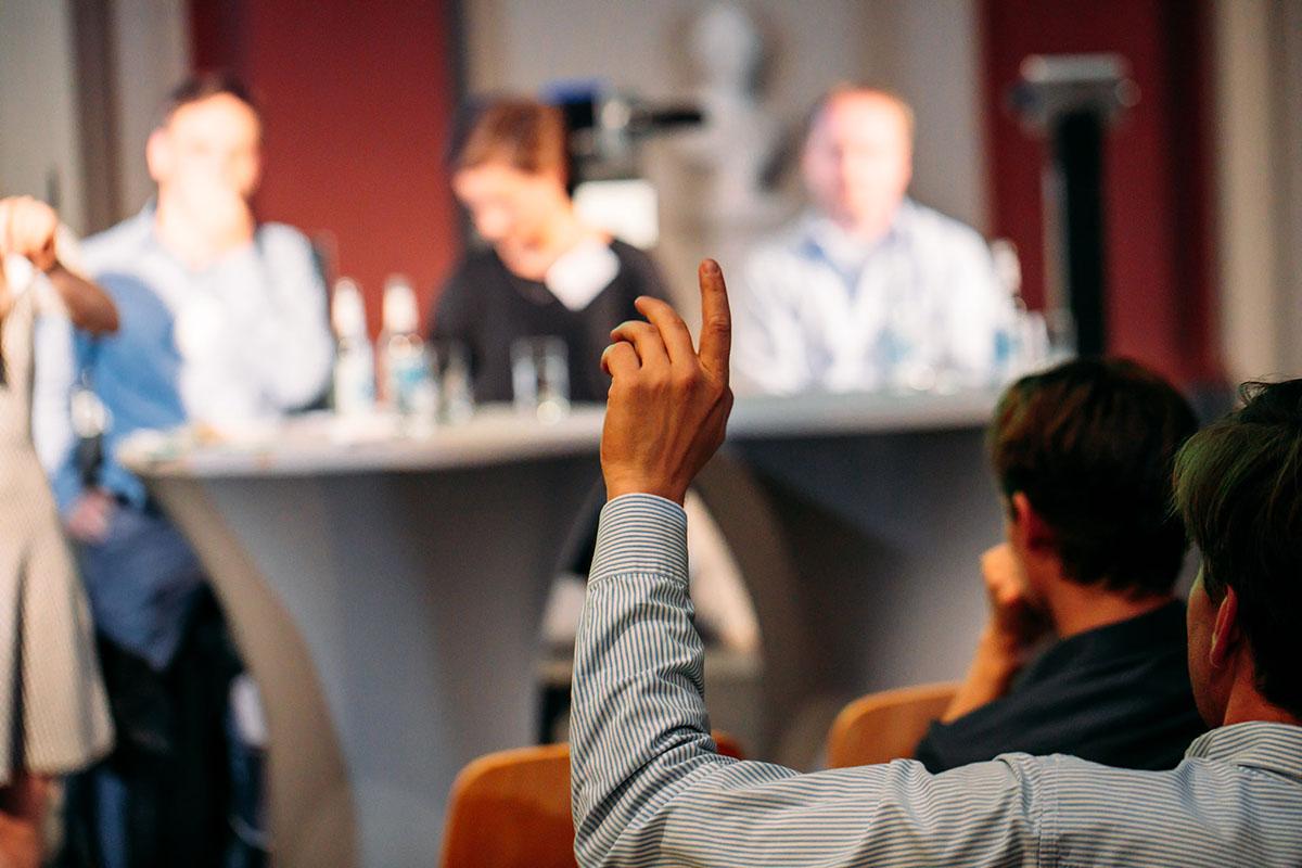 Diskussion mit Wissenschaftlern beim Science Sips im Sauriersaal des Museums für Naturkunde