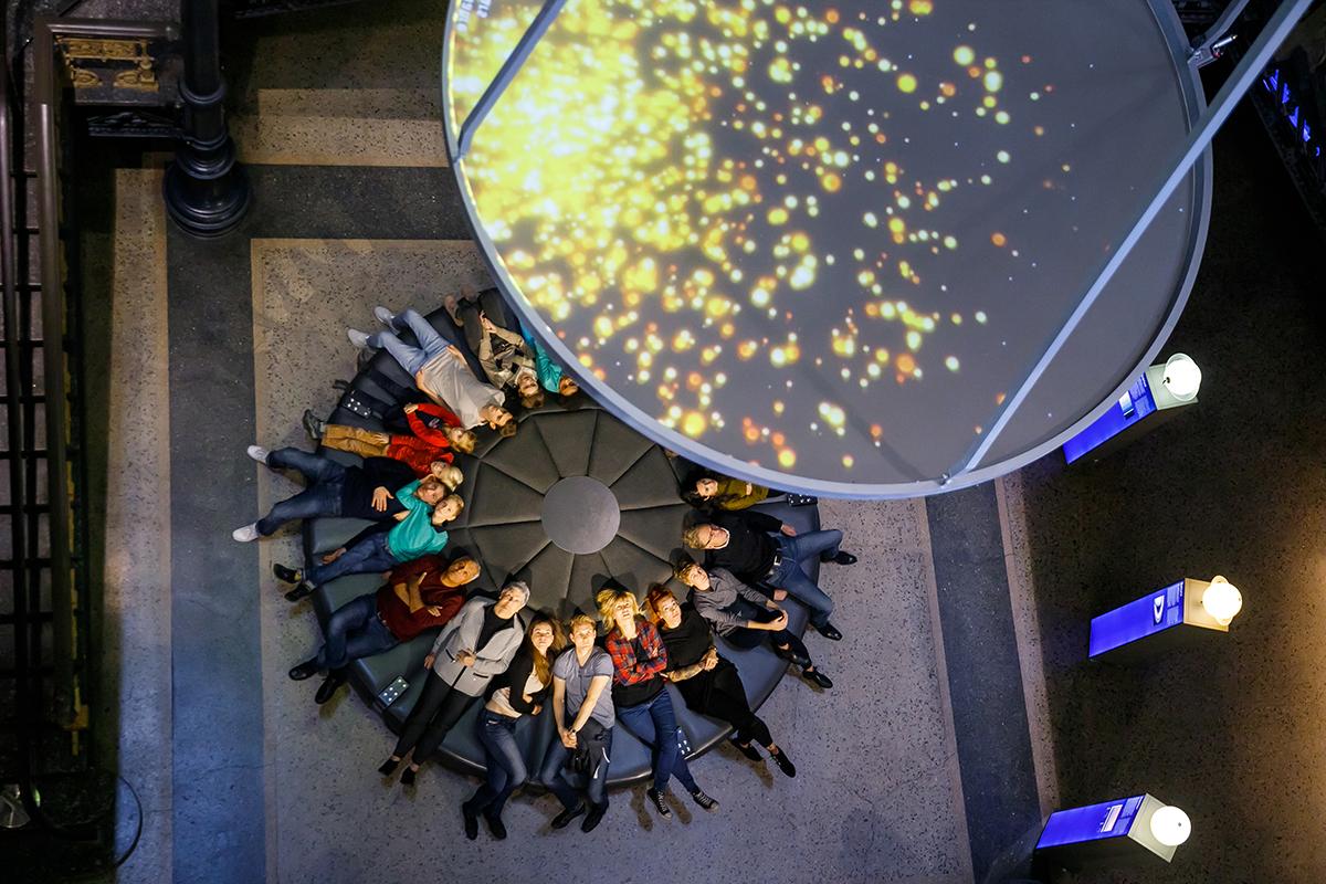 Besuchende blicken auf den fahrbaren Projektionshimmel im Museum und schauen sich die multimediale Show an, die die Entstehung des Universums und der Erde erklärt. | Bildquelle: Museum für Naturkunde Berlin
