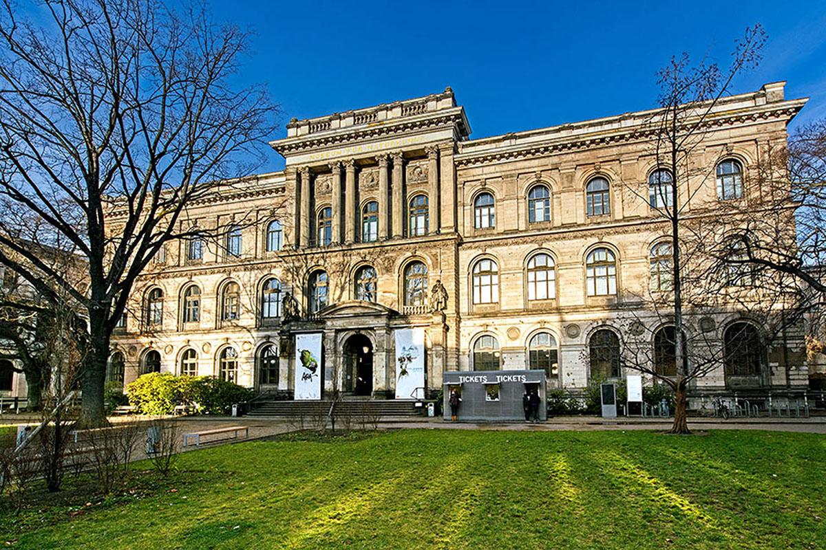 Fassade des Museums im Sommer