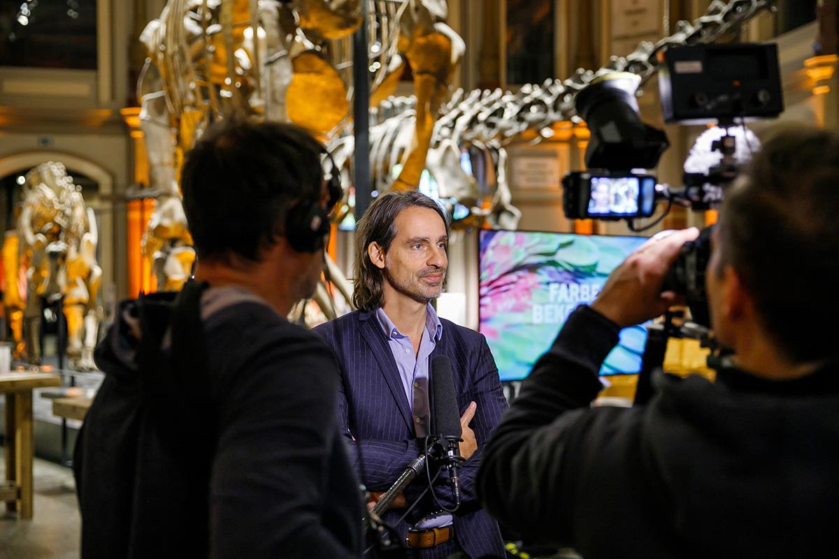 Richard Darvic Precht im Sauriersaal des Museums für Naturkunde