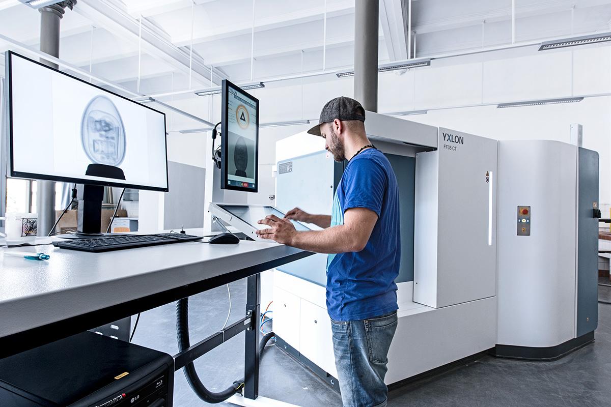 Mitarbeiter Martin Kirchner arbeitet am Computertomografen  im neuen CT Labor