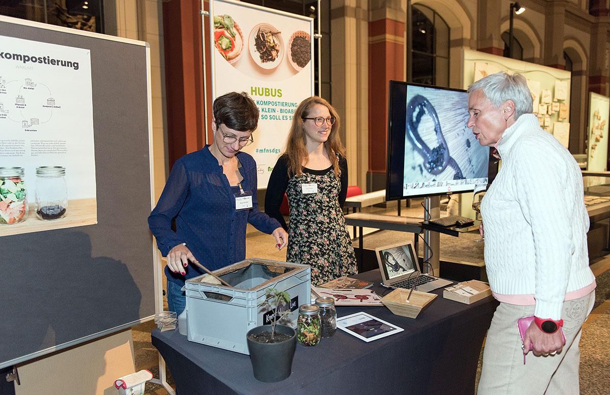 Informationsstand im Sauriersaal bei der Veranstaltung Das Mensch-Natur Verhältnis und die globalen Nachhaltigkeitsziele am 24.9.2018, Foto: Hwa Ja Götz