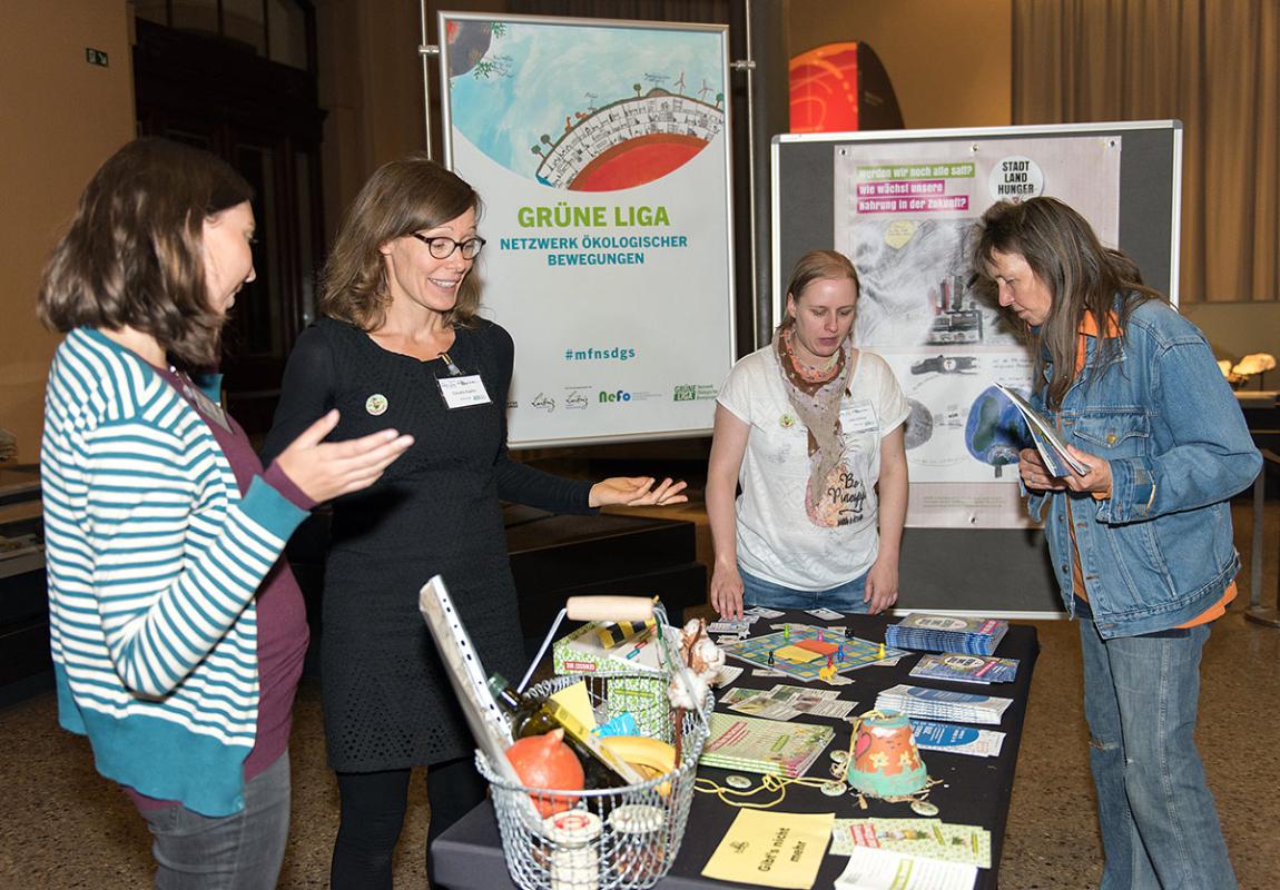 Informationsstand im Sauriersaal bei der Veranstaltung Das Mensch-Natur Verhältnis und die globalen Nachhaltigkeitsziele am 24.9.2018, Foto: Hwa Ja Götz