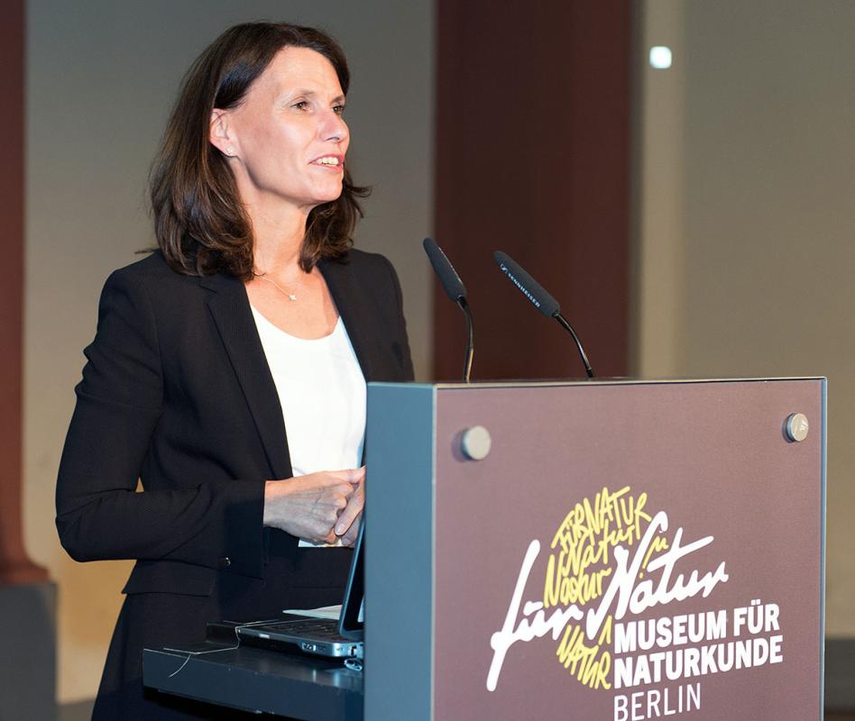 Parlamentarische Staatssekretärin des Bundesministeriums für Umwelt (BMU), Rita Schwarzelühr-Sutter auf dem Podium, Foto: Hwa Ja Götz, MfN