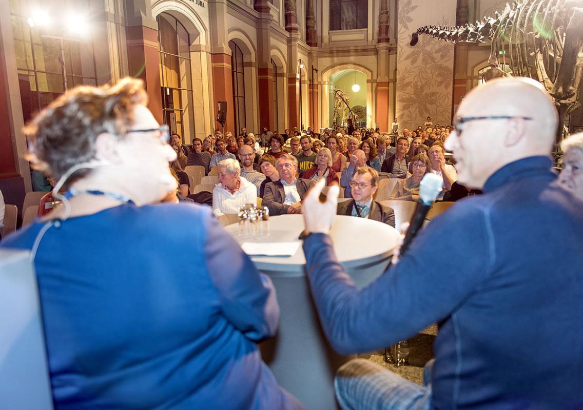 Moderatorin und Podiumsteilnehmer bei der veranstaltung "Das Mensch-Natur-Verhältnis und die globalen Nachhaltigkeitsziele" am 24.9.2018 im Sauriersaal des Museums für Naturkunde Berlin, Foto: HwaJa Götz, Museum für Naturkunde