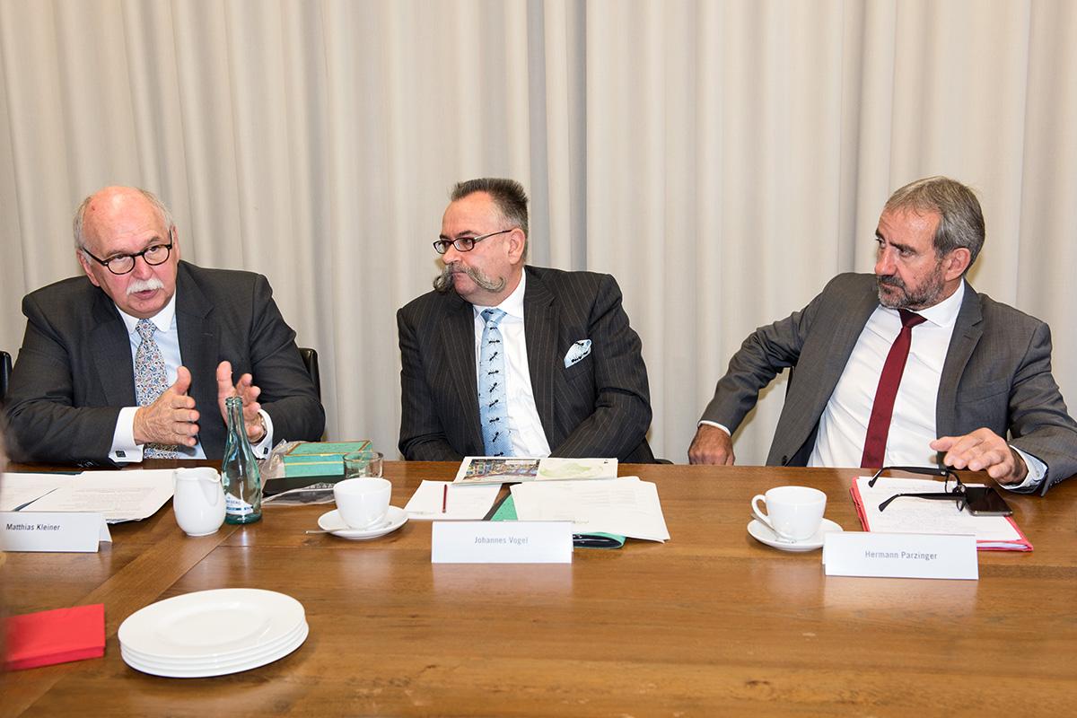 Johannes Vogel (Mitte), Matthias Kleiner (links) und Hermann Parzinger (rechts) stellen die weltweit erste Konferenz von Forschungsmuseen vor.