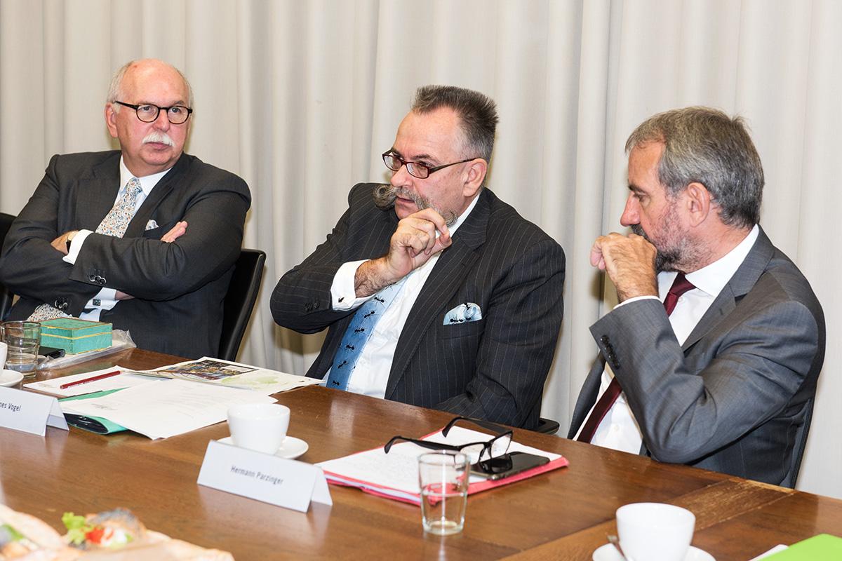 Johannes Vogel (Mitte), Matthias Kleiner (links) und Hermann Parzinger (rechts) stellen die weltweit erste Konferenz von Forschungsmuseen vor.