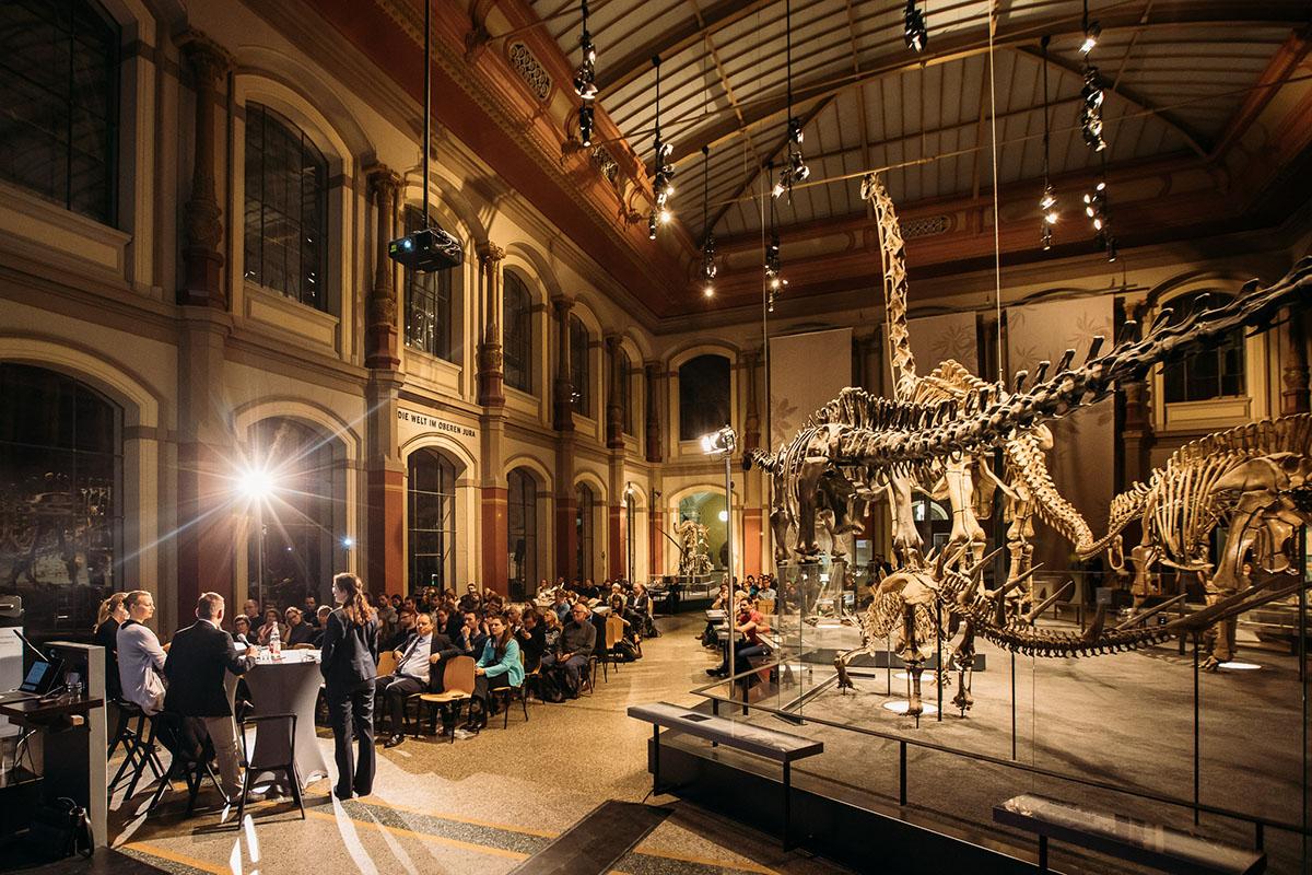 Publikum Science Sips im Sauriersaal des Museums für Naturkunde