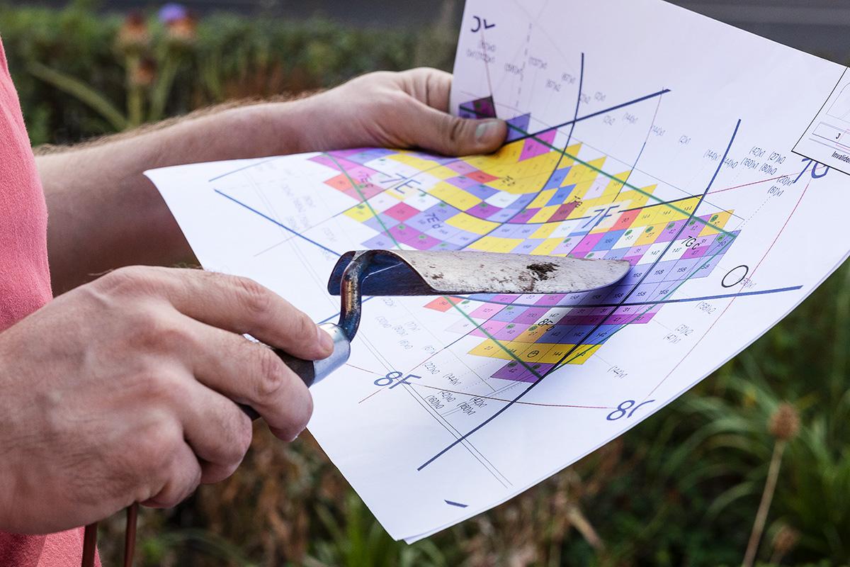 Site plan with a shovel in the front garden and special exhibition Pollinator-Pathmaker of the Museum für Naturkunde Berlin 