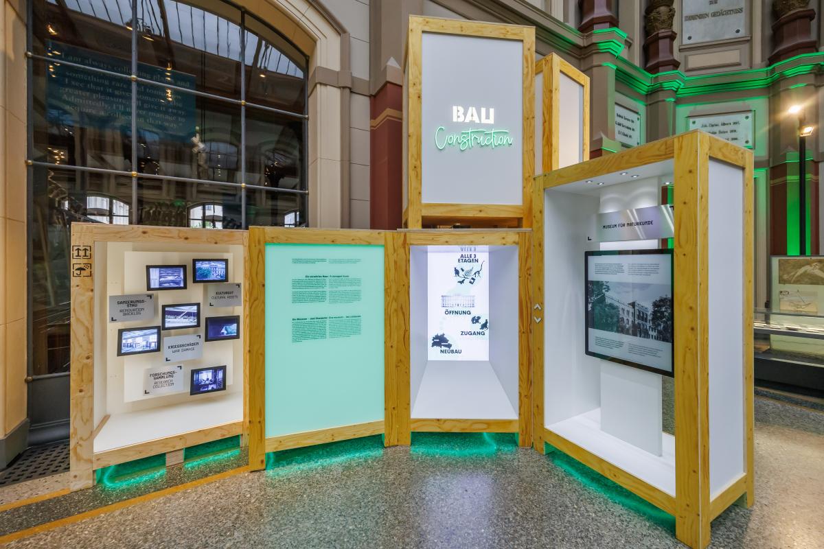 Grün beleuchtete Transportboxen informieren über Pläne zum Thema Bau. Grün beleuchtete Transportboxen informieren über Pläne zum Thema Bau.
