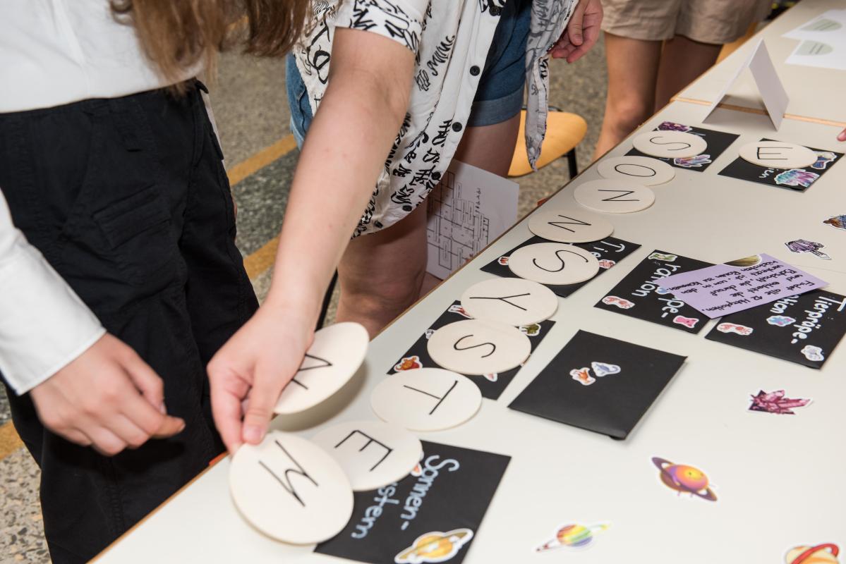 Stand der Schüler:innen mit den Schulprojekten in der Ausstellung des MfN