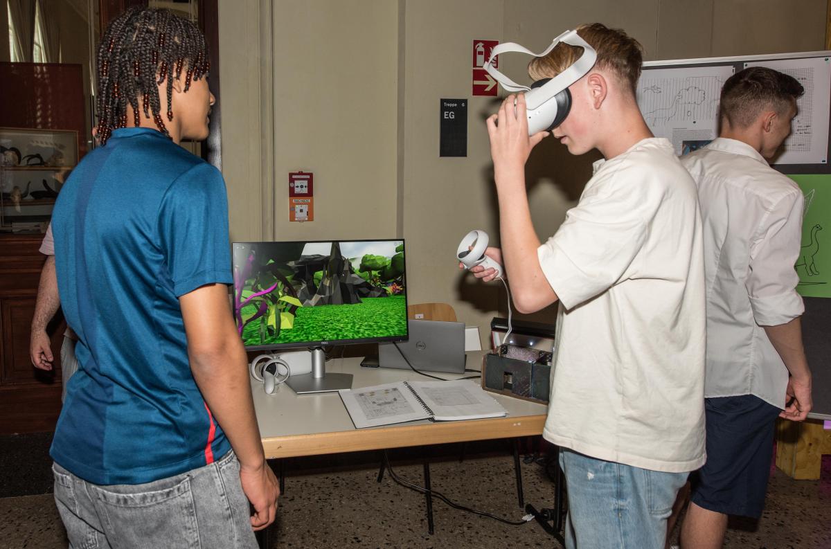 Schüler:innen im Museum für Naturkunde mit einer VR-Brille 