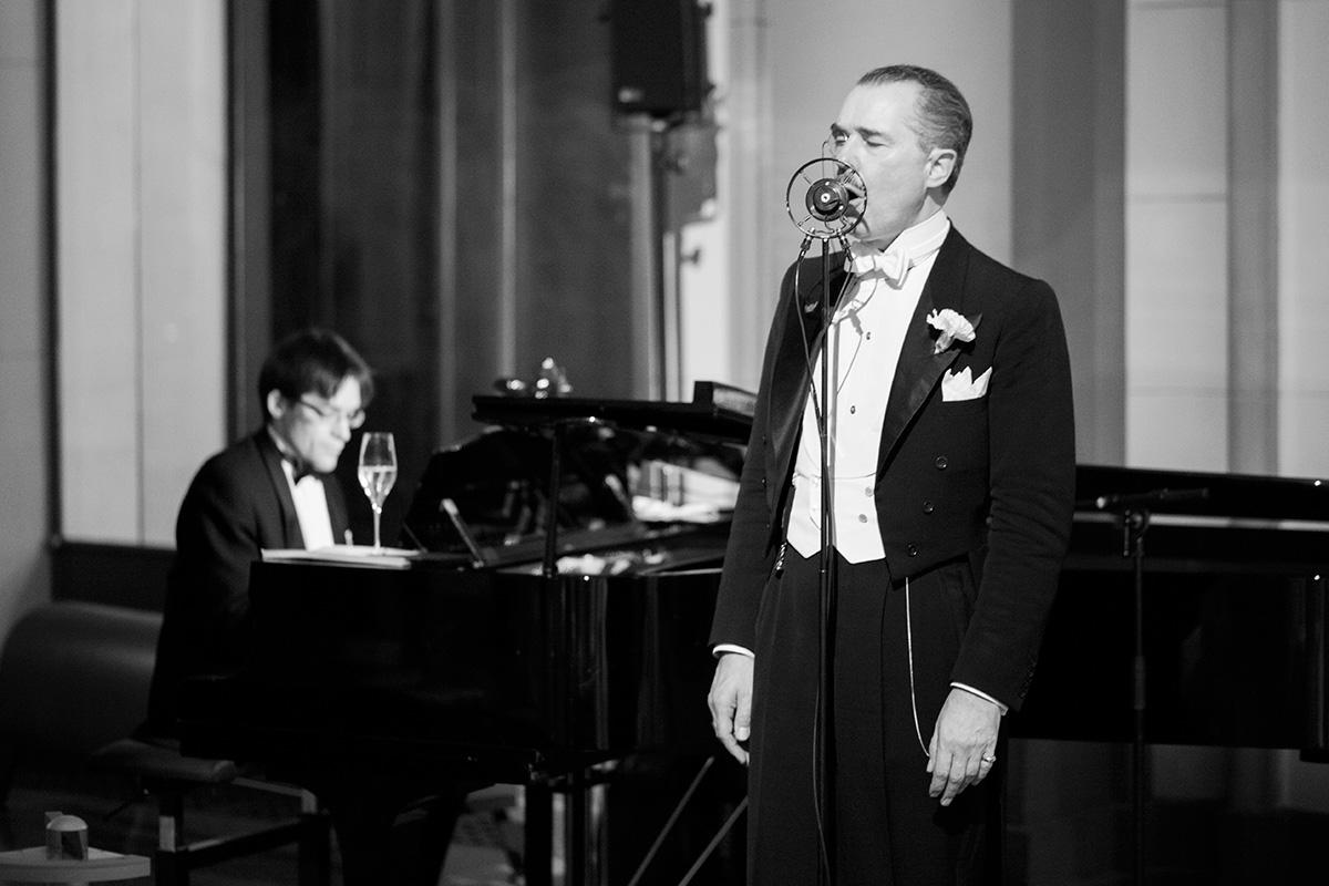 Sänger Henry de Winter im Sauriersaal, Photo: Zoo Magazine/ Philippe Gerlach, launch of tenth anniversary, Berlin issue, www.zoomagazine.com