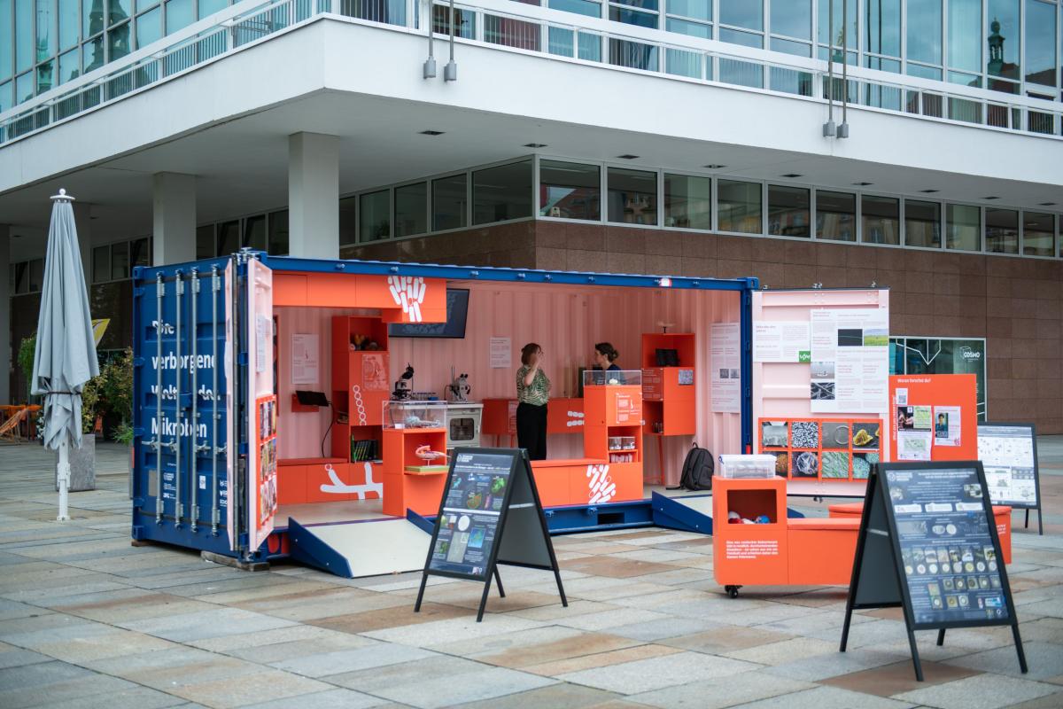 Blick in die Wanderausstellung Bakteriopolis