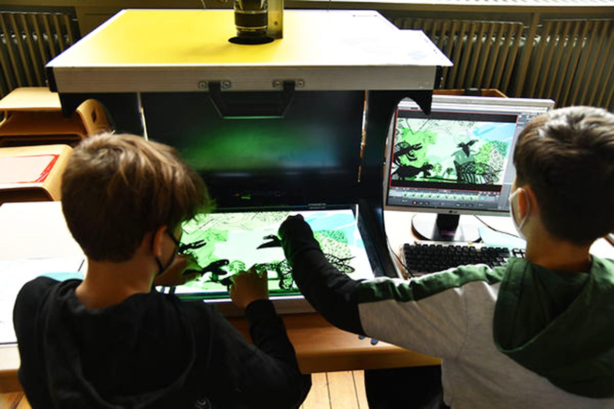Schüler fotografieren ihre Bildvorlagen für den Stop-Motion-Film. | Bildquelle: Trickmisch - das Mobile Sprachlabor Schüler fotografieren ihre Bildvorlagen für den Stop-Motion-Film. | Bildquelle: Trickmisch - das Mobile Sprachlabor