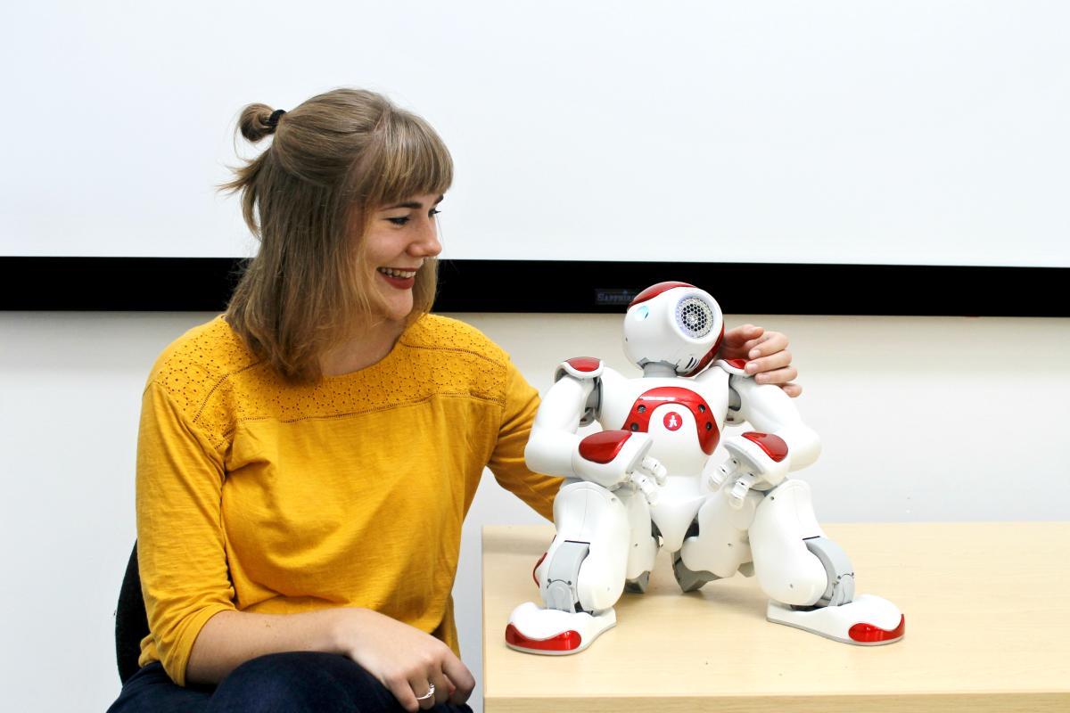 Dr. Anna Henschel und einer ihrer Robotor