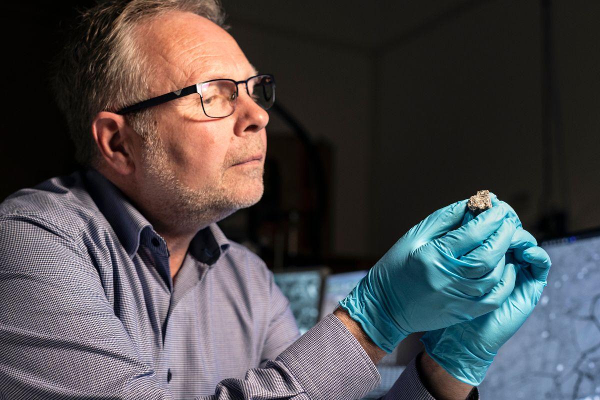 The scientist Ansgar Greshake looks at a research object. The scientist Ansgar Greshake looks at a research object.