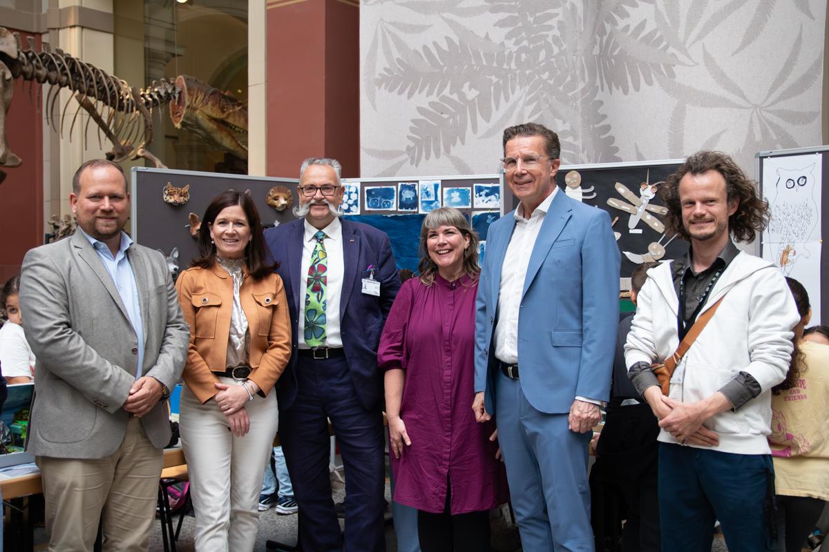 Aufgereiht im Sauriersaal des Museums für Naturkunde Berlin: Bezirksstadtrat Mitte Benjamin Fritz, Bildungssenatorin Katharina Günther-Wünsch, Generaldirektor Prof. Johannes Vogel PhD, Leiterin Bildung und Vermittlung Dr. Alexandra Moormann, Geschäftsführer Stephan Junker, Projektkoordinator Caspar Pauli