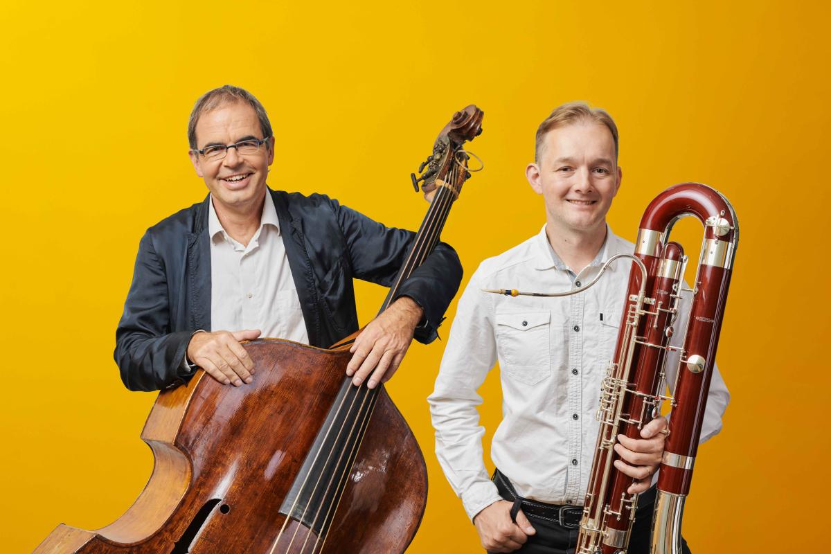 Musiker Martin Heinze und Václav Vonášek mit Kontrabass und Kontrafagott (c) Stefan Höderath / Berliner Philharmoniker