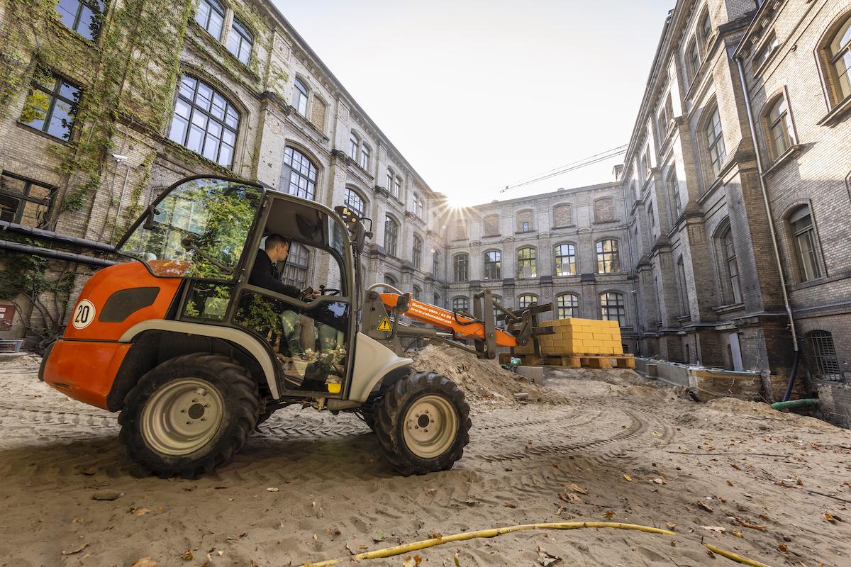 Ein Bagger vor einer der hinteren Fassaden des Museums für Naturkunde Berlin