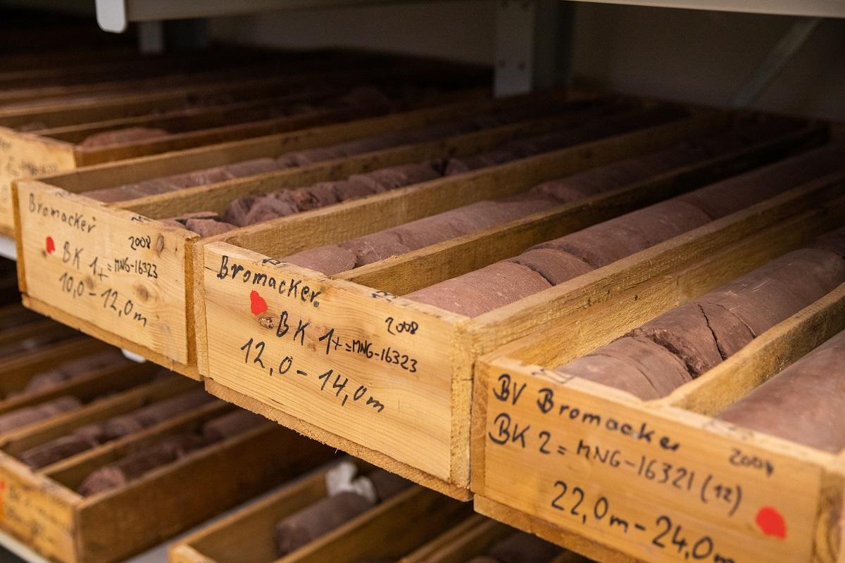 Several storage boxes containing long, cylindrical core samples from the underground sediments of Bromacker, neatly arranged side by side.