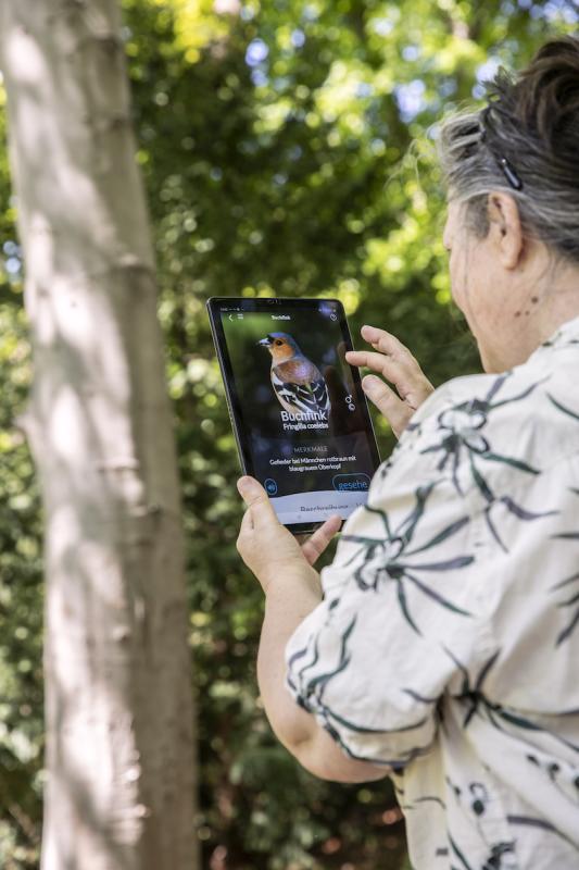 Christine Kuhnert und die Naturblick-App in Aktion