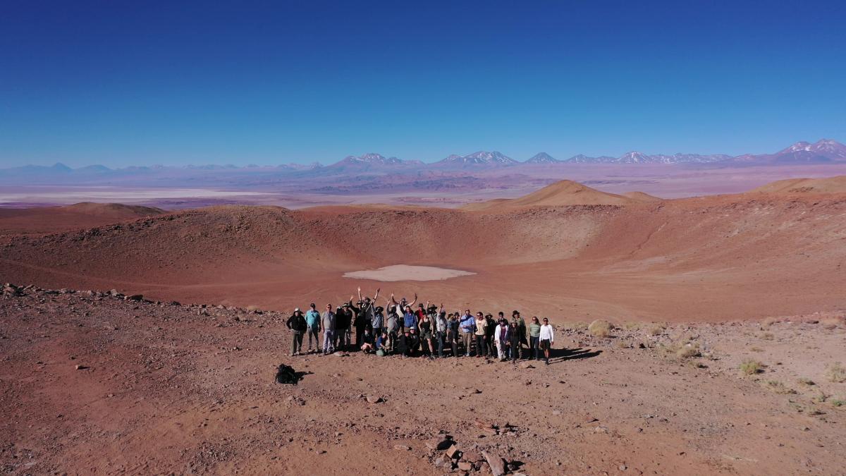 Exkursionsgruppe am Monturaqui Impaktkrater