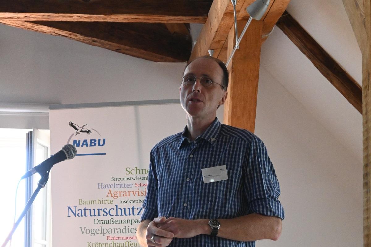 Jan Dierks vom NABU Rühstädt begrüßt die Teilnehmenden des Dialogforums