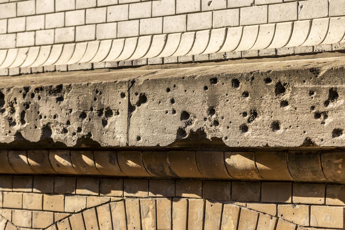 Einschusslöcher aus dem Zweiten Weltkrieg an der Fassade des Museums für Naturkunde Berlin