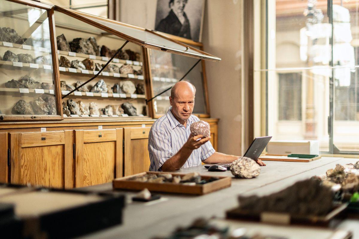 Wissenschaftler Ralf Thomas Schmitt in der Mineraliensammlung 