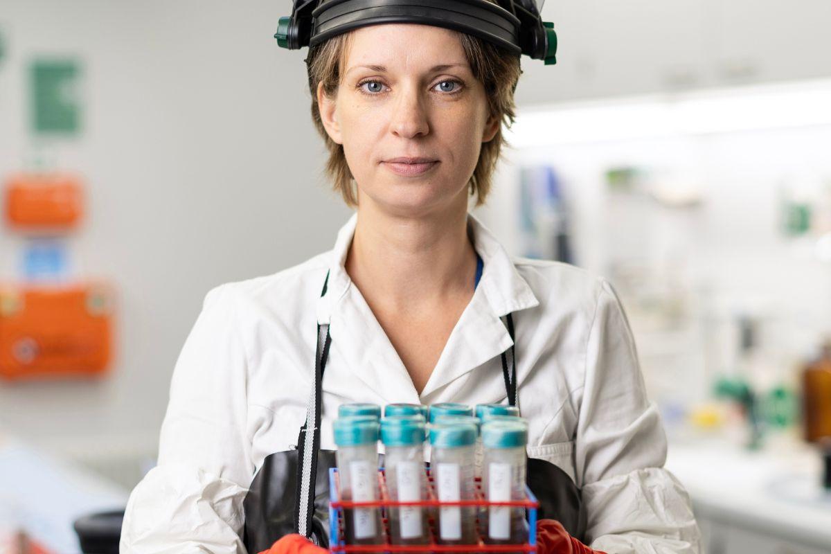 Wissenschaftlerin Jenny Feige im Labor Wissenschaftlerin Jenny Feige im Labor