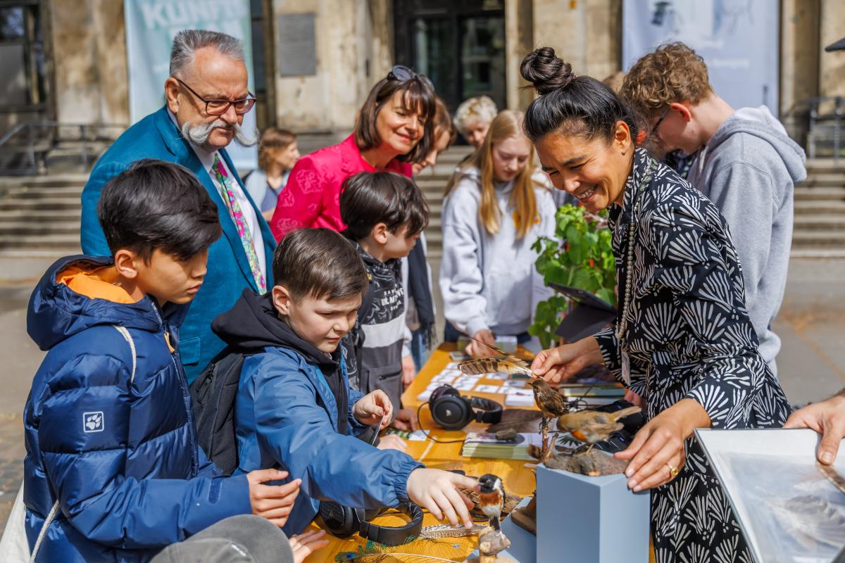 Kinder und Erwachsene an einem Aktionsstand beim Internationalen Tag der Biologischen Vielfalt vor dem Berliner Naturkundemuseum, darunter Generaldirektor Vogel und Staatssekretärin Behrendt