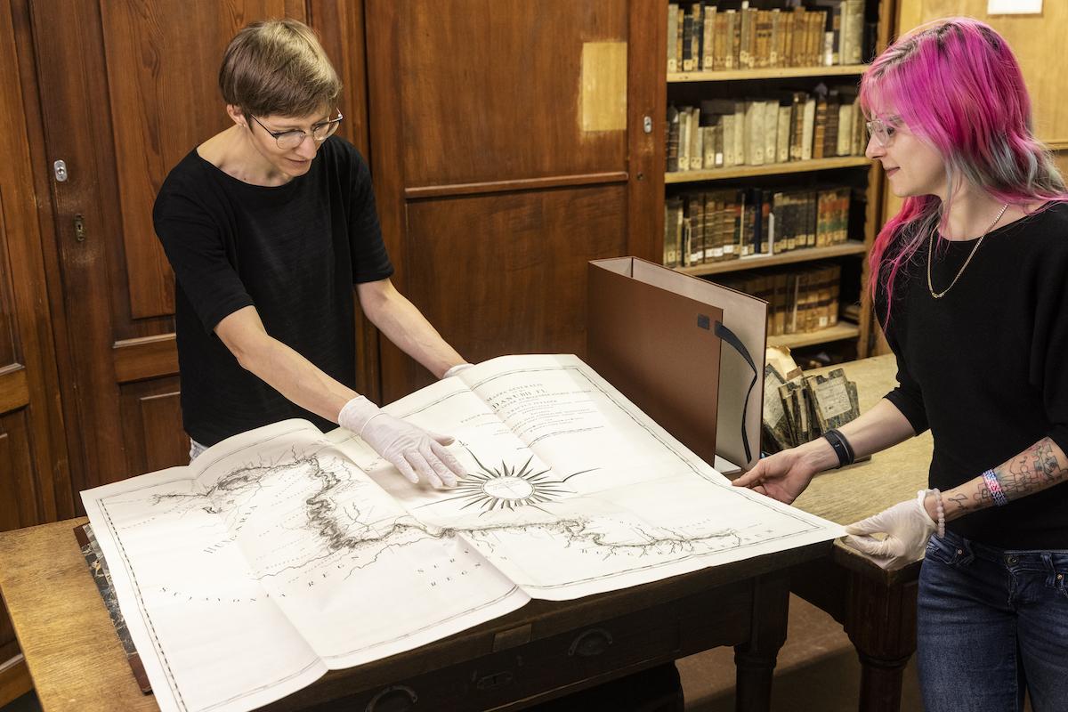 Franziska Schuster mit Bibliothekarin Vivien Bauer 