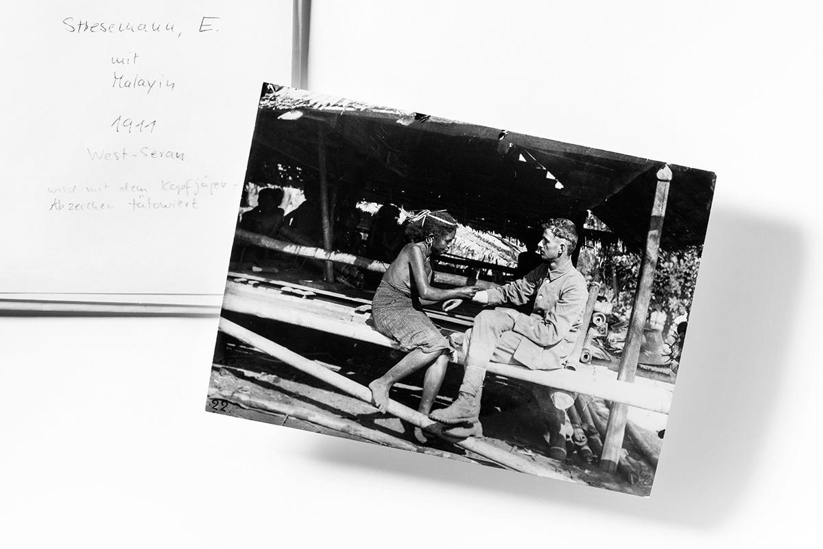Archivansicht einer Fotografie von Erwin Stresemann (1889–1972) sowie einer unbekannten Frau 1911 beim Anbringen einer Ziertätowierung, West-Seram, Carola Radke MfN